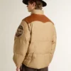 Chaqueta bomber beige con detalles de cuero y parches