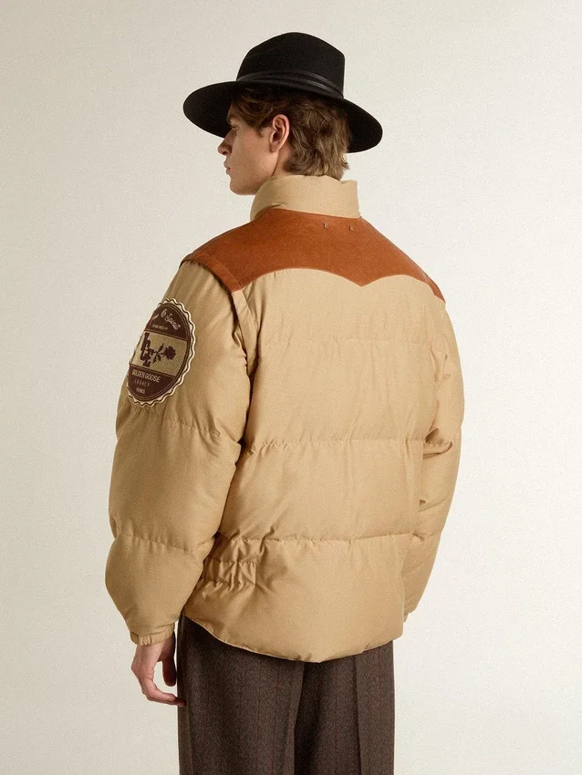 Chaqueta bomber beige con detalles de cuero y parches