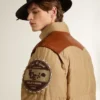 Chaqueta bomber beige con detalles de cuero y parches