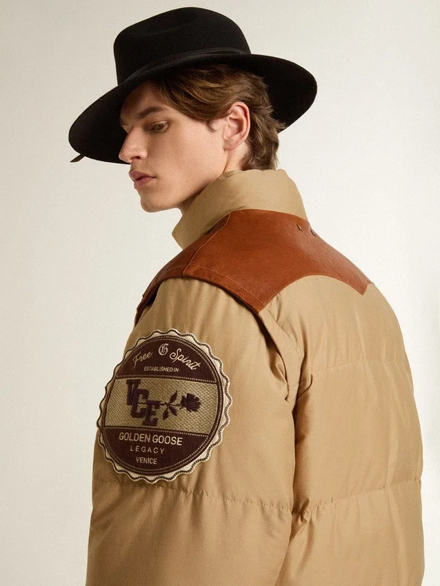 Chaqueta bomber beige con detalles de cuero y parches
