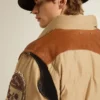 Chaqueta bomber beige con detalles de cuero y parches