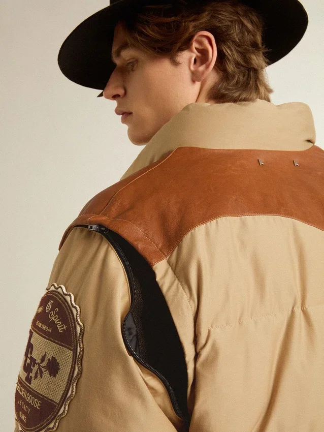 Chaqueta bomber beige con detalles de cuero y parches