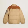 Chaqueta bomber beige con detalles de cuero y parches