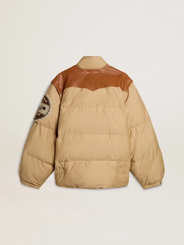 Chaqueta bomber beige con detalles de cuero y parches
