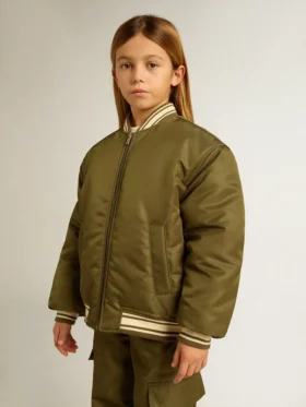 Chaqueta bomber de nylon verde militar para niños con letras en la espalda