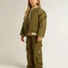 Chaqueta bomber de nylon verde militar para niños con letras en la espalda