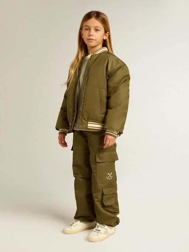 Chaqueta bomber de nylon verde militar para niños con letras en la espalda