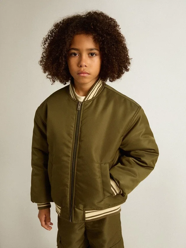 Chaqueta bomber de nylon verde militar para niños con letras en la espalda