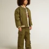 Chaqueta bomber de nylon verde militar para niños con letras en la espalda