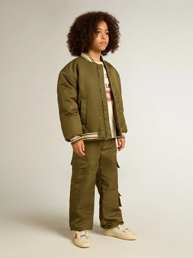Chaqueta bomber de nylon verde militar para niños con letras en la espalda