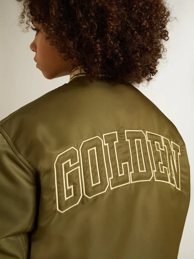 Chaqueta bomber de nylon verde militar para niños con letras en la espalda