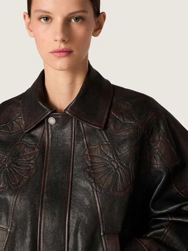 Chaqueta bomber para mujer en piel napa color burdeos oscuro con bordados florales