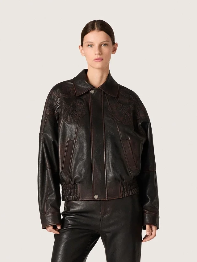Chaqueta bomber para mujer en piel napa color burdeos oscuro con bordados florales