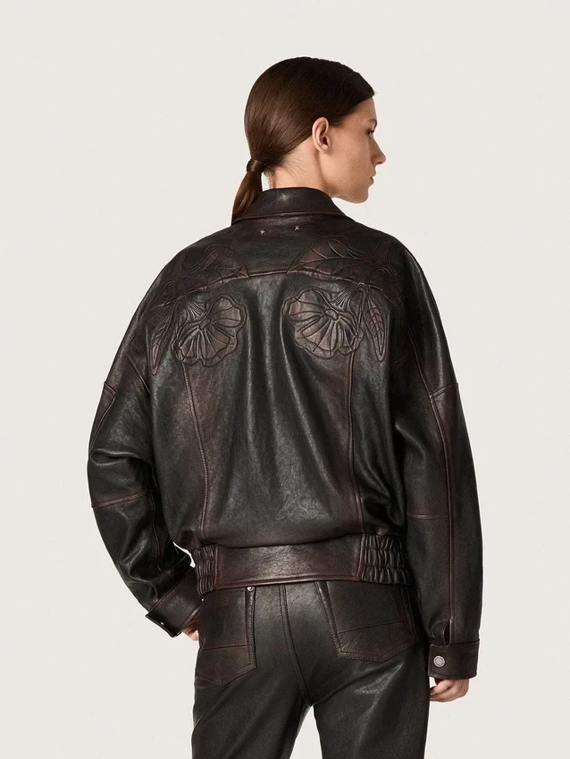 Chaqueta bomber para mujer en piel napa color burdeos oscuro con bordados florales