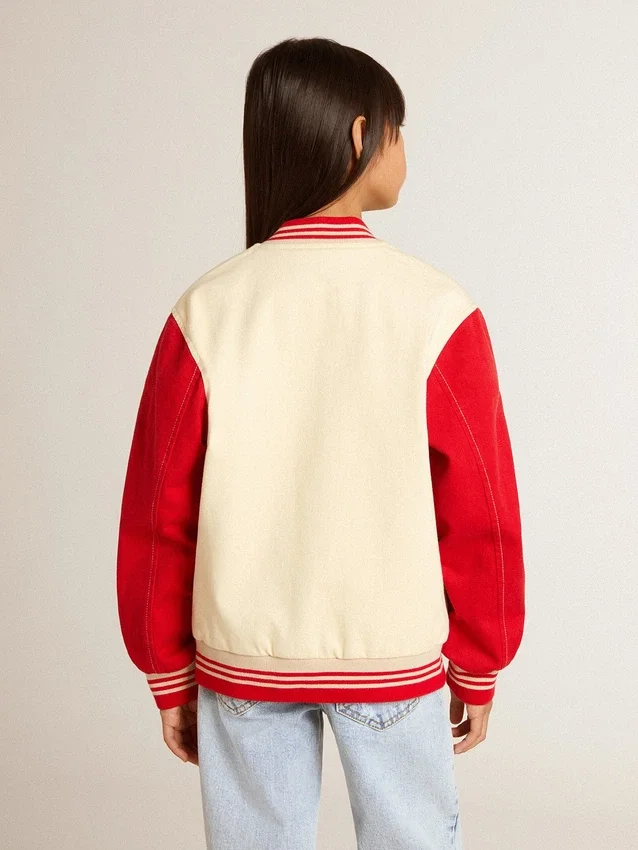 Chaqueta bomber para niños de algodón en color beige y rojo con bordado en el pecho