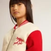 Chaqueta bomber para niños de algodón en color beige y rojo con bordado en el pecho