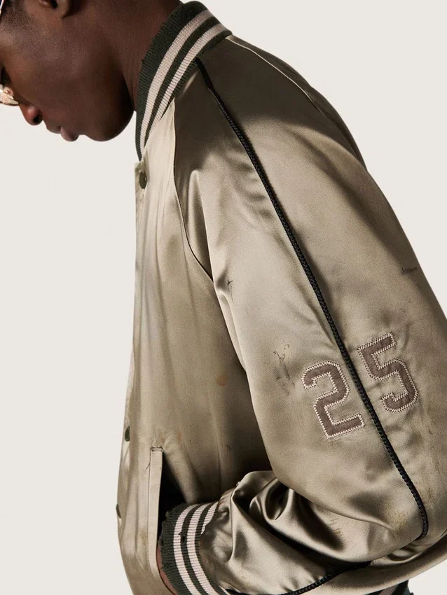 Chaqueta bomber unisex de satén verde con dobladillos y cuello acanalados