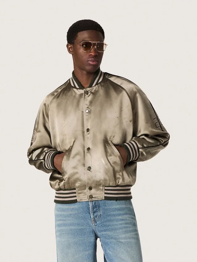 Chaqueta bomber unisex de satén verde con dobladillos y cuello acanalados