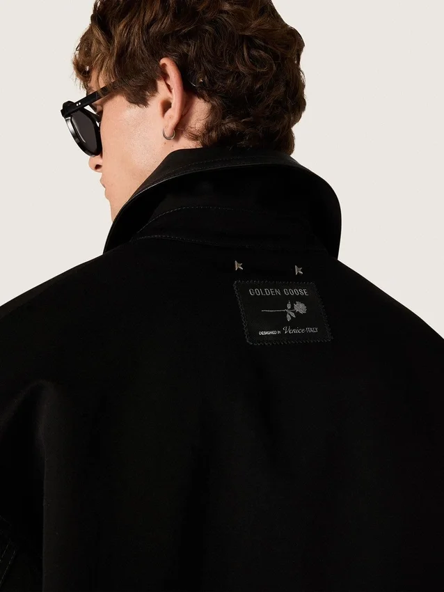 Chaqueta corta acolchada para hombre en algodón negro con cuello de cuero