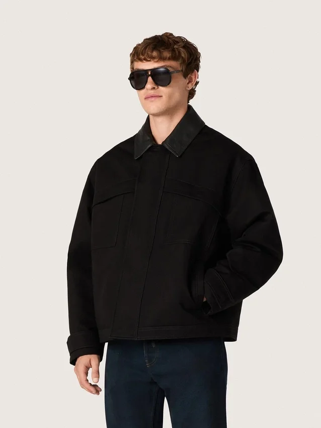 Chaqueta corta acolchada para hombre en algodón negro con cuello de cuero