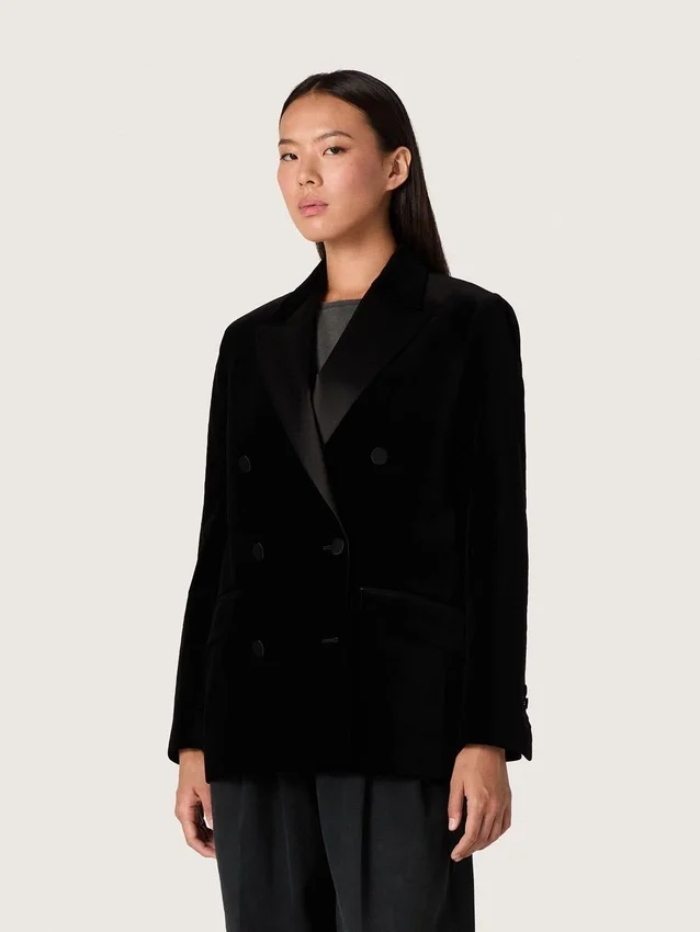 Chaqueta de doble botonadura para mujer en terciopelo negro con solapas de satén negro