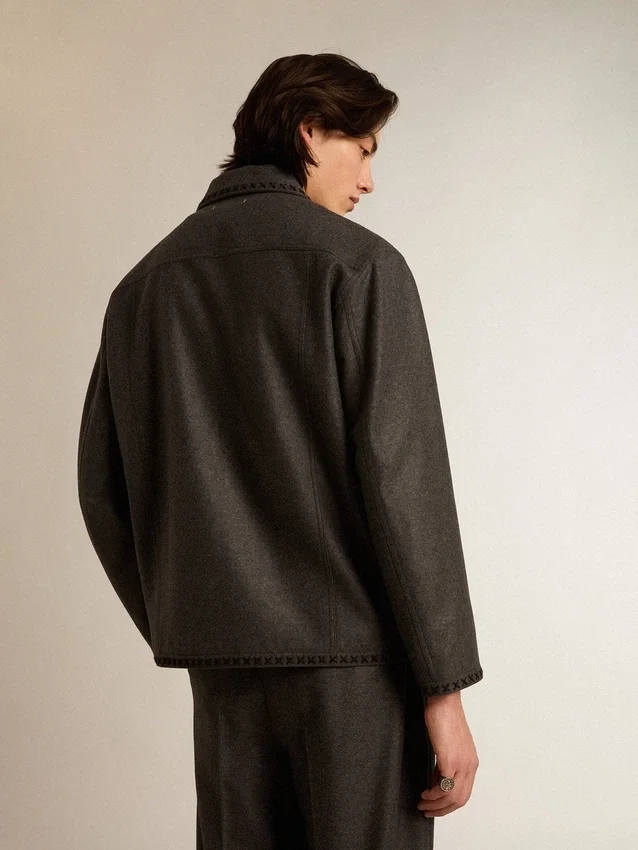 Chaqueta de lana gris jaspeada con cierre de botones