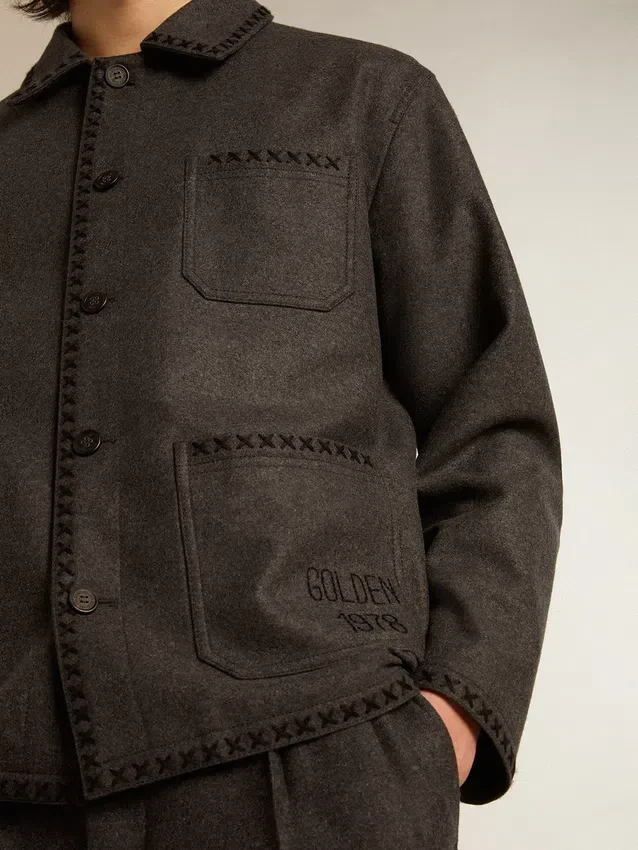 Chaqueta de lana gris jaspeada con cierre de botones