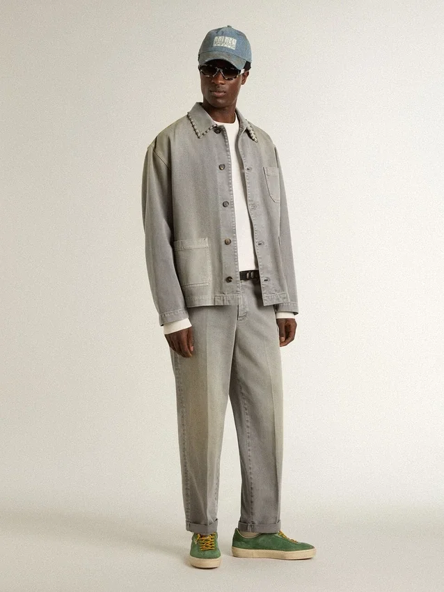 Chaqueta de mezclilla gris para hombre con tachuelas