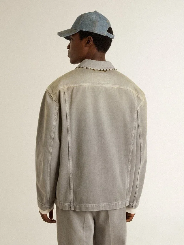 Chaqueta de mezclilla gris para hombre con tachuelas