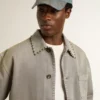 Chaqueta de mezclilla gris para hombre con tachuelas