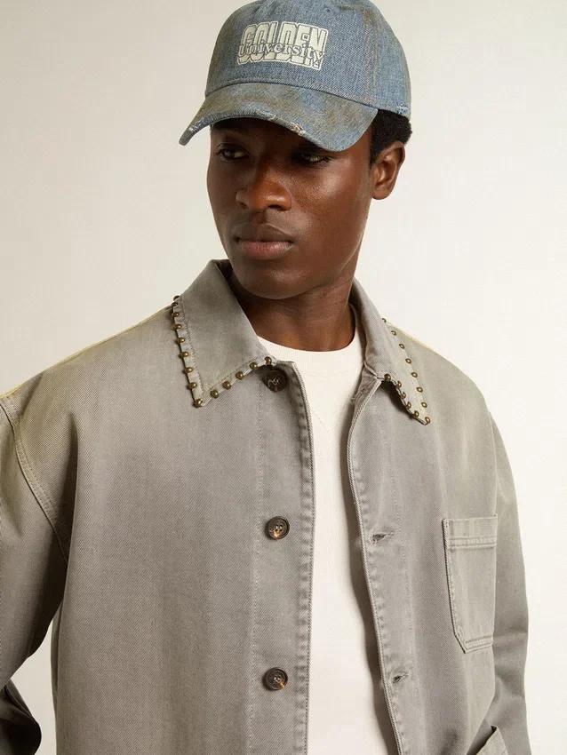 Chaqueta de mezclilla gris para hombre con tachuelas