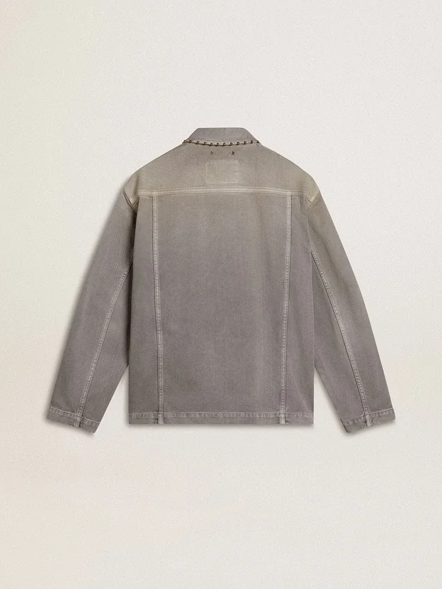 Chaqueta de mezclilla gris para hombre con tachuelas