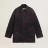 Chaqueta de mezclilla para hombre con detalles desgastados y cuello de cuero