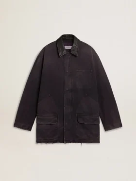 Chaqueta de mezclilla para hombre con detalles desgastados y cuello de cuero