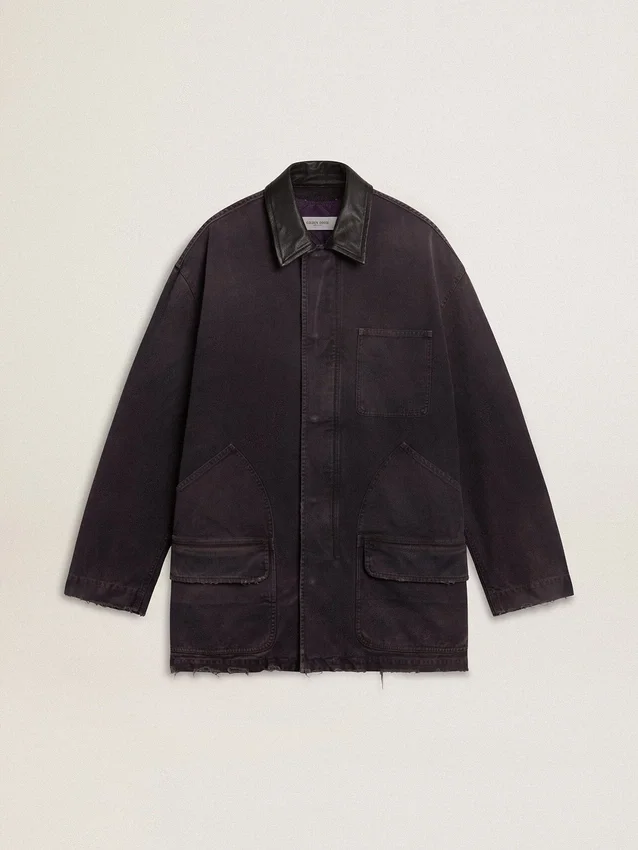 Chaqueta de mezclilla para hombre con detalles desgastados y cuello de cuero