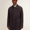 Chaqueta de mezclilla para hombre con detalles desgastados y cuello de cuero