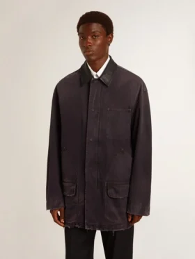 Chaqueta de mezclilla para hombre con detalles desgastados y cuello de cuero