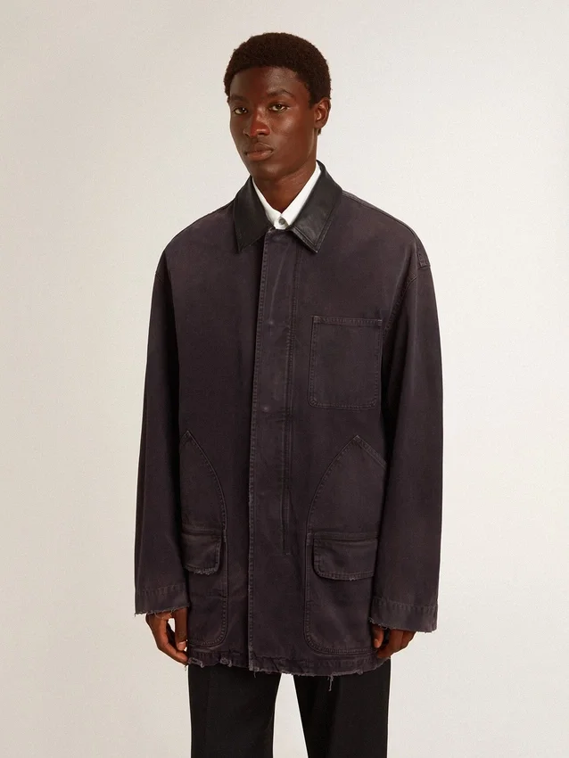 Chaqueta de mezclilla para hombre con detalles desgastados y cuello de cuero