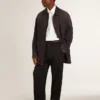 Chaqueta de mezclilla para hombre con detalles desgastados y cuello de cuero
