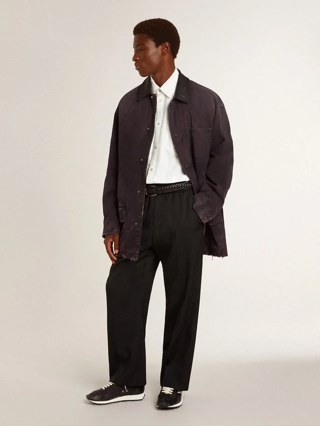 Chaqueta de mezclilla para hombre con detalles desgastados y cuello de cuero