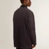 Chaqueta de mezclilla para hombre con detalles desgastados y cuello de cuero