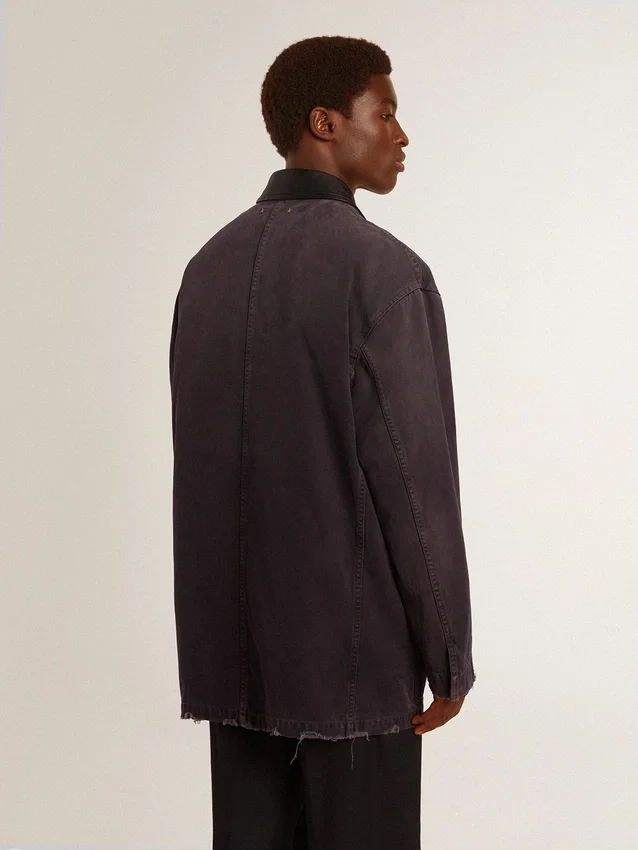 Chaqueta de mezclilla para hombre con detalles desgastados y cuello de cuero