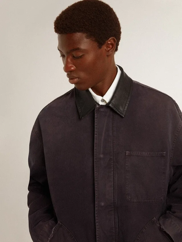 Chaqueta de mezclilla para hombre con detalles desgastados y cuello de cuero