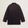 Chaqueta de mezclilla para hombre con detalles desgastados y cuello de cuero