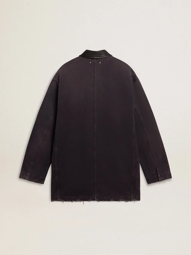 Chaqueta de mezclilla para hombre con detalles desgastados y cuello de cuero