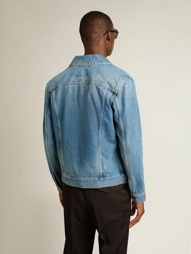 Chaqueta de mezclilla para hombre con lavado medio