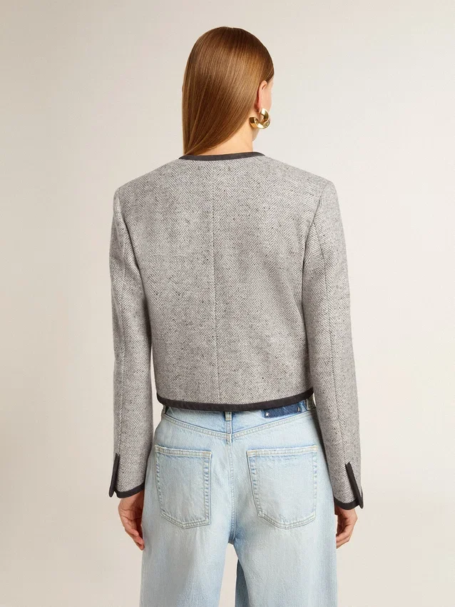 Chaqueta de mujer de lana y seda gris con ribetes de gamuza negra