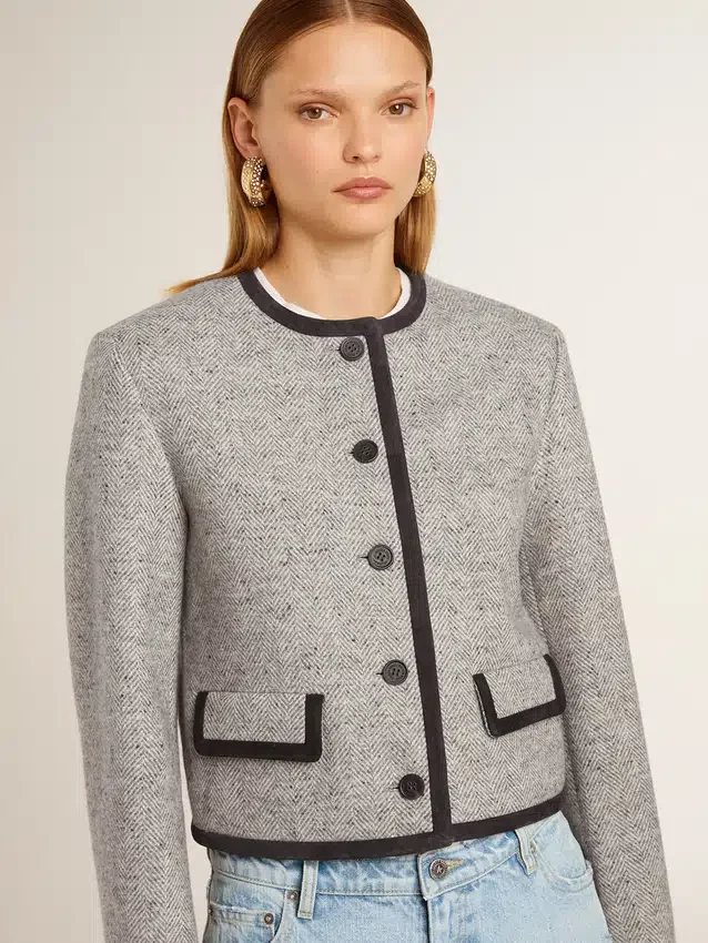 Chaqueta de mujer de lana y seda gris con ribetes de gamuza negra