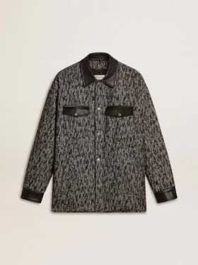 Chaqueta gris con diseño en espiga y detalles de cuero negro