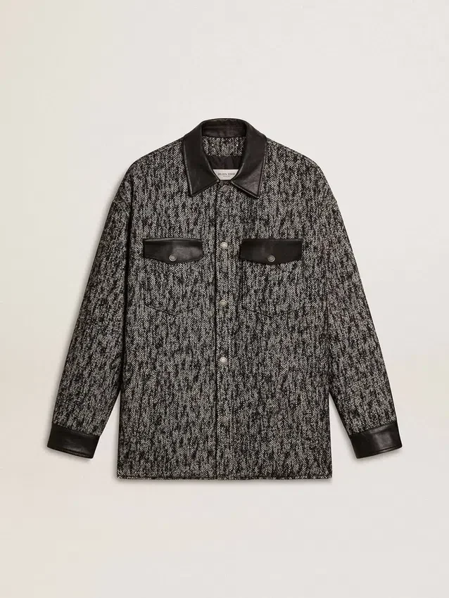 Chaqueta gris con diseño en espiga y detalles de cuero negro